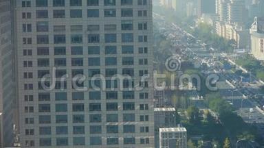 交叉口城市，商务大厦交通堵塞污染的鸟瞰图..